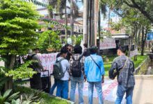 Sejumlah mahasiswa yang tergabung dalam KPMKB saat melakukan aksi di depan kantor ESDM Kaltim. (IST)