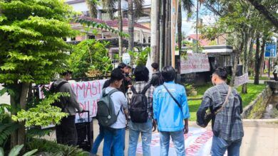 Sejumlah mahasiswa yang tergabung dalam KPMKB saat melakukan aksi di depan kantor ESDM Kaltim. (IST)