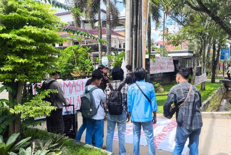 Sejumlah mahasiswa yang tergabung dalam KPMKB saat melakukan aksi di depan kantor ESDM Kaltim. (IST)