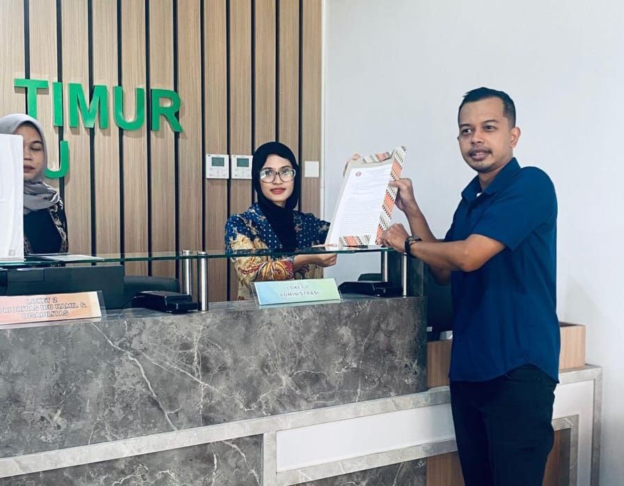 JAMPER Kaltim saat melakukan laporan proyek senilai Rp117,8 miliar terkait gedung Pandurata RSUD AWS di Kantor Kejati Kaltim. (IST)