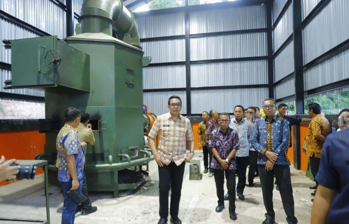 Wali Kota Samarinda, Andi Harun saat mengunjungi lokasi TPS Insinerator di Samarinda Seberang pada Kamis (26/3/2026). (IST)