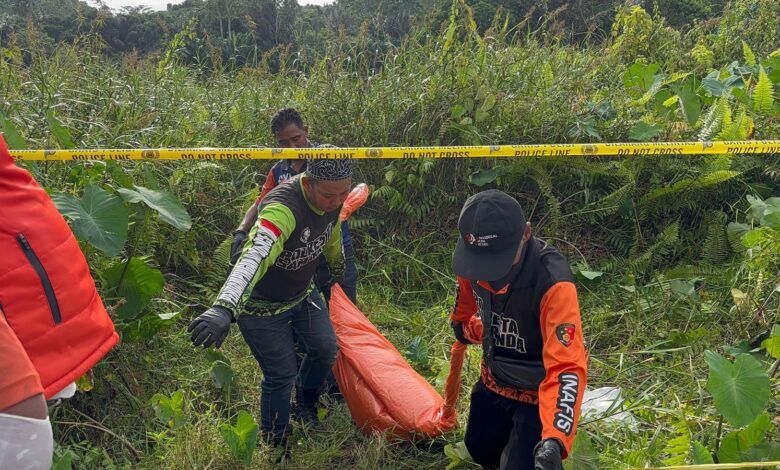 Tim Inafis Satreskrim Polresta Samarinda saat melakukan proses evakuasi dari temuan jenazah yang termulitasi dan ditemukan di kawasan Sempaja Utara. (IST)