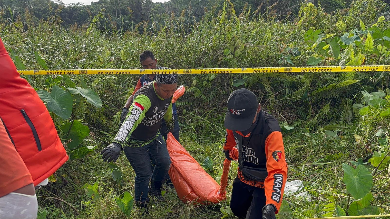 Tim Inafis Satreskrim Polresta Samarinda saat melakukan proses evakuasi dari temuan jenazah yang termulitasi dan ditemukan di kawasan Sempaja Utara. (IST)