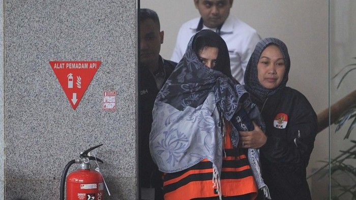 Bupati Pekalongan Fadia Arafiq ditahan KPK