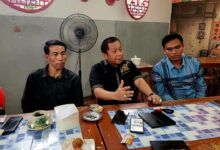Konferensi Pers kuasa hukum Nurfadiah dan Hasanuddin Mas'ud, Agus Shali di Kopi Tiam.
