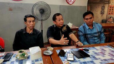 Konferensi Pers kuasa hukum Nurfadiah dan Hasanuddin Mas'ud, Agus Shali di Kopi Tiam.