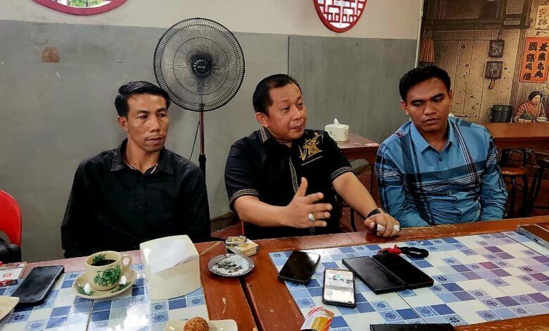 Konferensi Pers kuasa hukum Nurfadiah dan Hasanuddin Mas'ud, Agus Shali di Kopi Tiam.