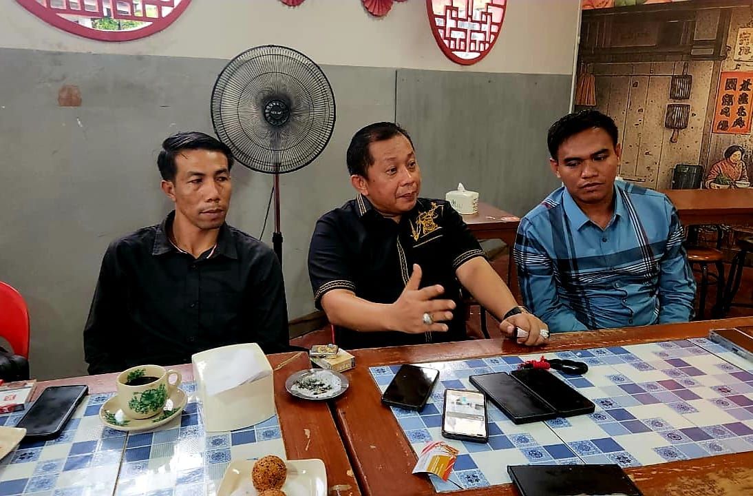 Konferensi Pers kuasa hukum Nurfadiah dan Hasanuddin Mas'ud, Agus Shali di Kopi Tiam.