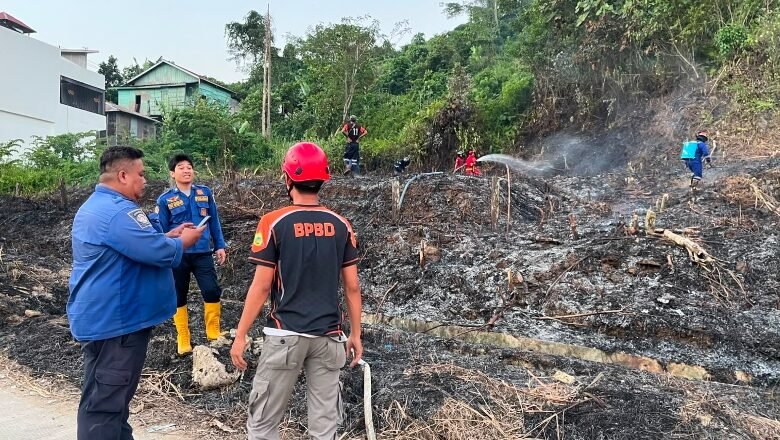 Pemadaman kebakaran lahan di Samarinda