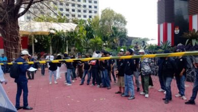 Gerakan Bakti Cendana (GBC) menggelar aksi di depan Gedung Komisi Pemberantasan Korupsi (KPK) RI