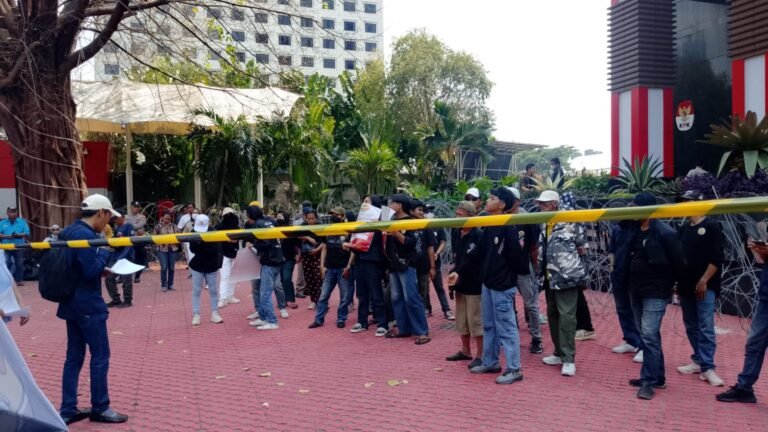 Gerakan Bakti Cendana (GBC) menggelar aksi di depan Gedung Komisi Pemberantasan Korupsi (KPK) RI