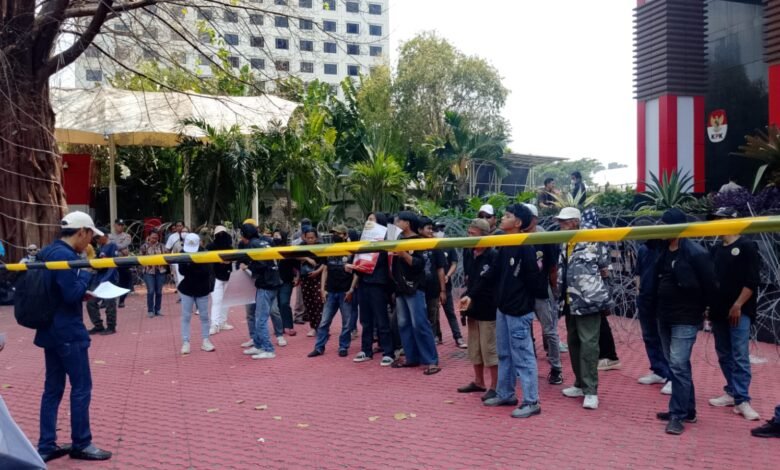 Gerakan Bakti Cendana (GBC) menggelar aksi di depan Gedung Komisi Pemberantasan Korupsi (KPK) RI