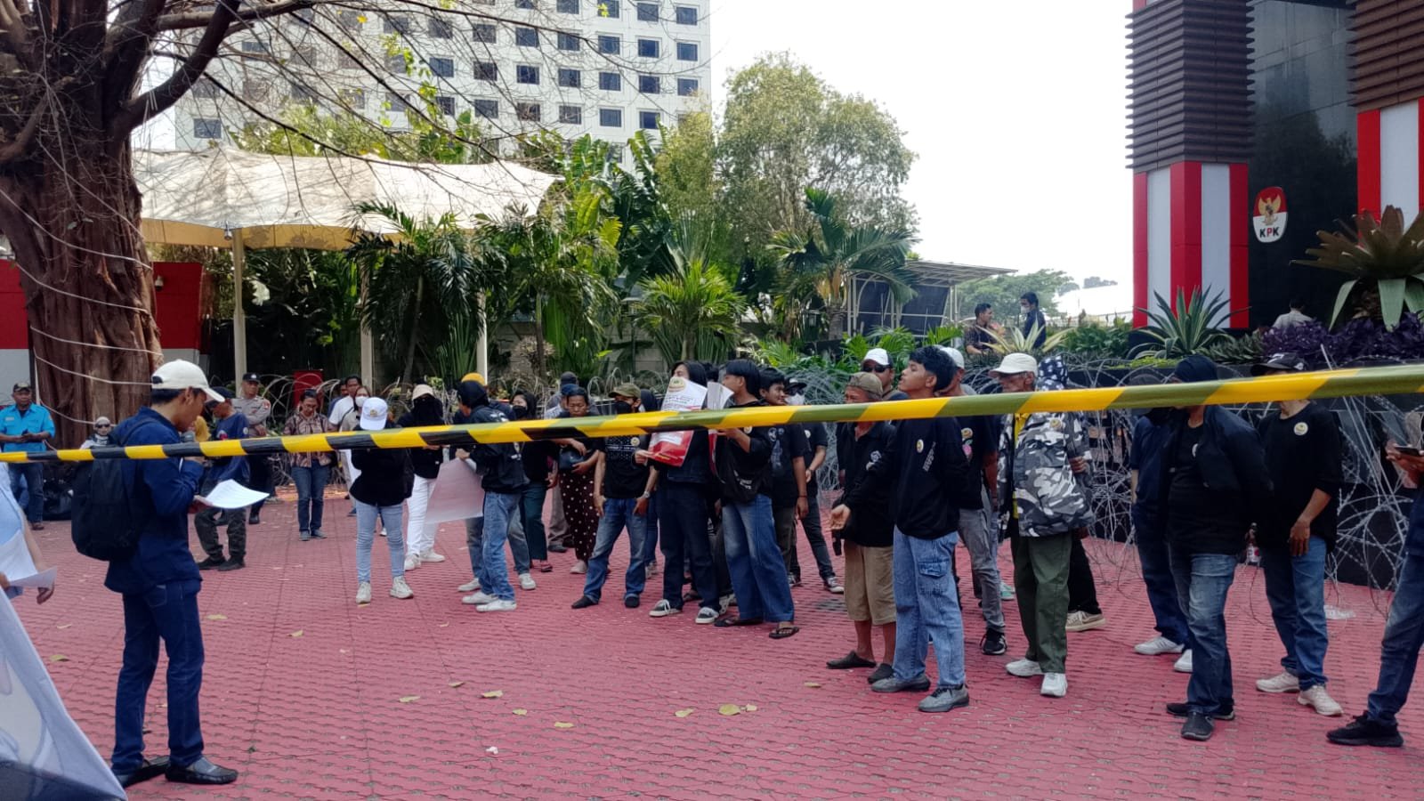 Gerakan Bakti Cendana (GBC) menggelar aksi di depan Gedung Komisi Pemberantasan Korupsi (KPK) RI