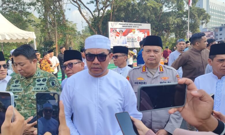 Andi Harun mengikuti pelaksanaan shalat Istisqa di halaman parkir Balai Kota Samarinda, Jumat (11/9/2026) pagi.