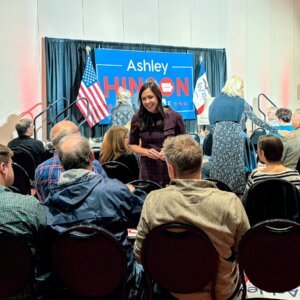 Kampanye Ashley Hinson di Iowa Fokus Isu Ibu Bekerja