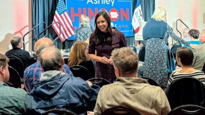 Kampanye Ashley Hinson - Senator Katie Britt saat memberikan dukungan politik dalam acara kampanye Ashley Hinson di Iowa guna menarik suara pemilih perempuan.