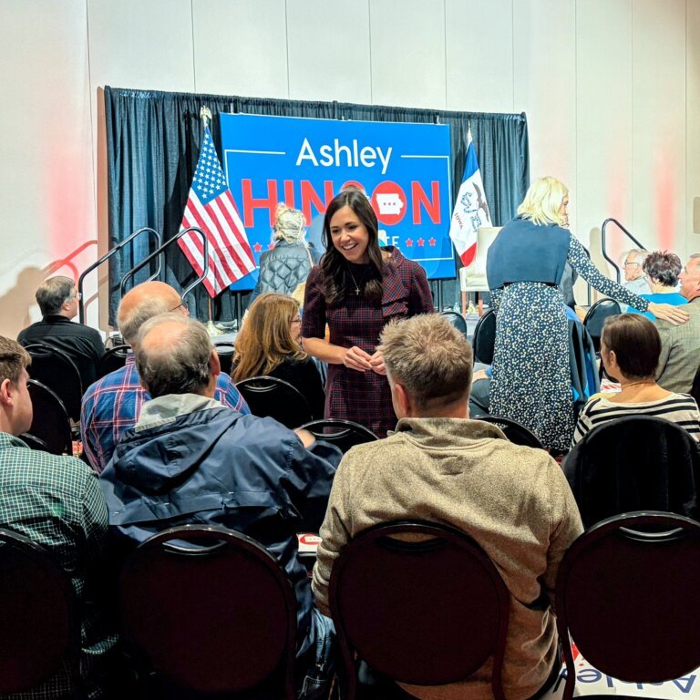Kampanye Ashley Hinson - Senator Katie Britt saat memberikan dukungan politik dalam acara kampanye Ashley Hinson di Iowa guna menarik suara pemilih perempuan.