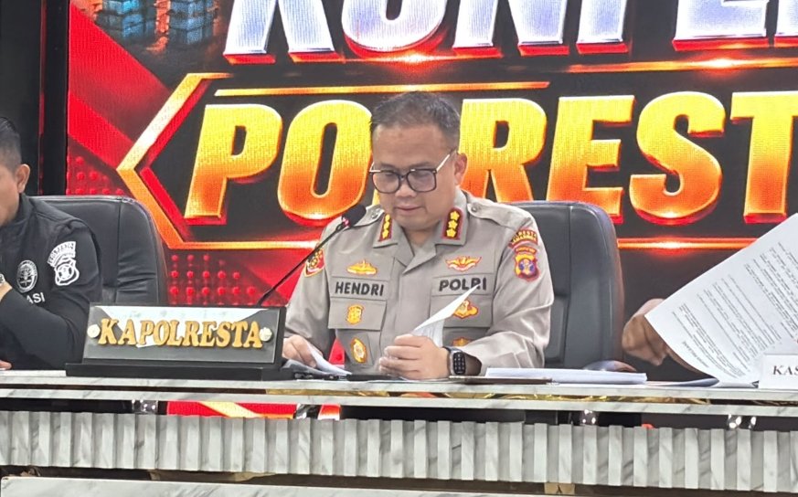 Kapolresta Samarinda, Kombes Pol Hendri Umar saat melakukan konferensi pers yang digelar di Mako Polresta Samarinda, Jumat (9/10/2026).