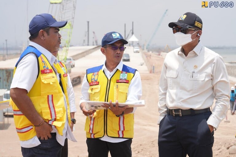 Tol Semarang-Demak - Proyek pembangunan Tol Semarang-Demak Seksi 1 yang terintegrasi dengan tanggul laut terus menunjukkan kemajuan fisik yang signifikan.
